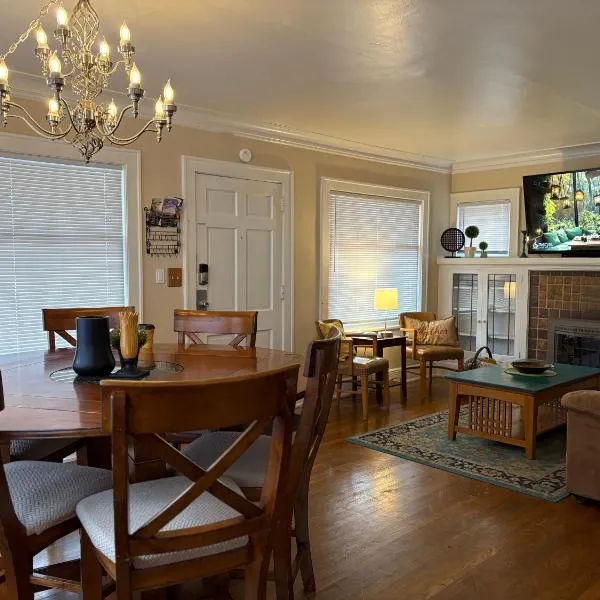 Seattle-Queen Anne--7 BR 3 BA--One Block to SPU，位于西雅图的酒店