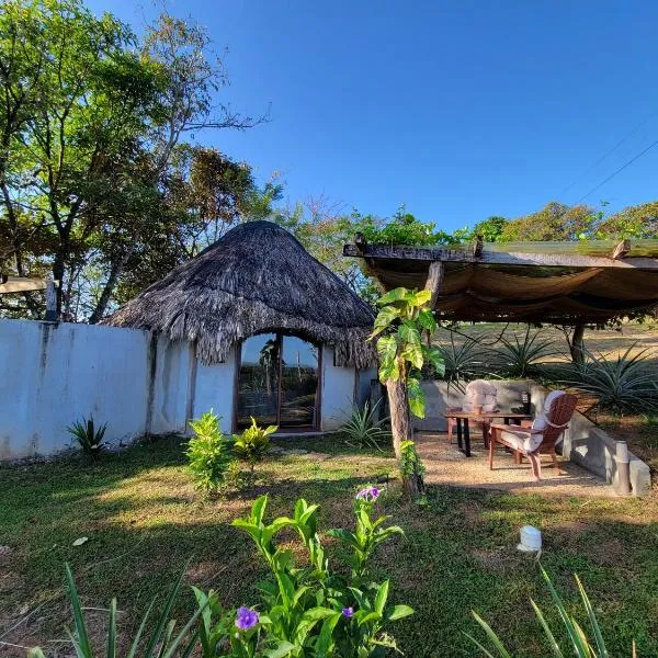 Lodge LA EMBERÁ I Osez l'insolite tout confort，位于Los Pontones的酒店