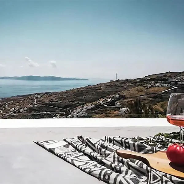 CHARMING 2BR Hilltop Serenity Suite, Lively Greek Village，位于Triandáros的酒店