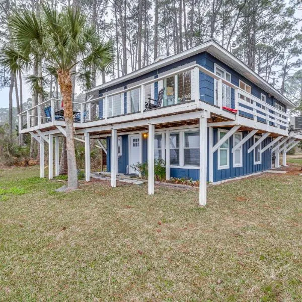 Carrabelle Retreat w/ Boat Dock + Views of Gulf!，位于Carrabelle的酒店