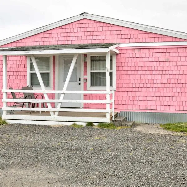 The Hawaiian Cottage 2-Bed by the Sea w fireplace，位于Grayland的酒店