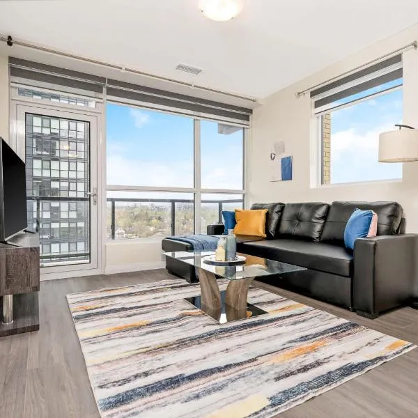 DT High Rise Condo w Private Patio and View，位于基奇纳的酒店