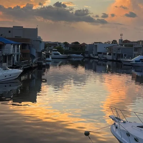 Casa Bote Con Vista a Los Canales De Lecheria Con Muelle Privado，位于Las Garzas的酒店