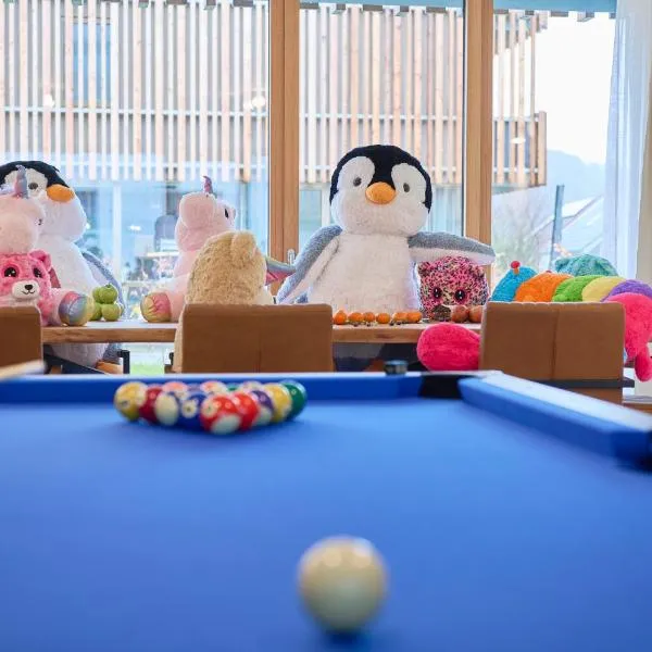 TROPICAL ISLAND 23C - Seesicht - Massage - BBQ - Billiard - Tischkicker - Penthouse - Parkplatz，位于厄赫宁根的酒店