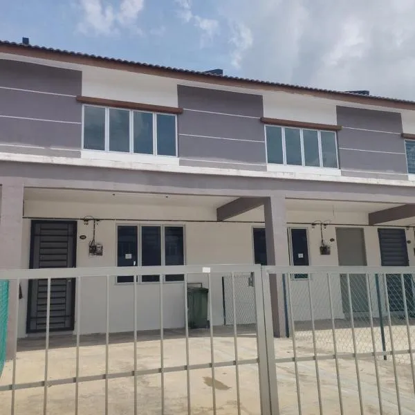 Lilly Grove Homestay，位于Kampong Ayer Melintas Besar的酒店