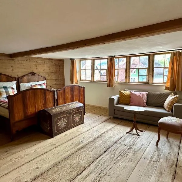 Historic Swiss Room in Farmhouse Rosalie，位于Brunnadern的酒店
