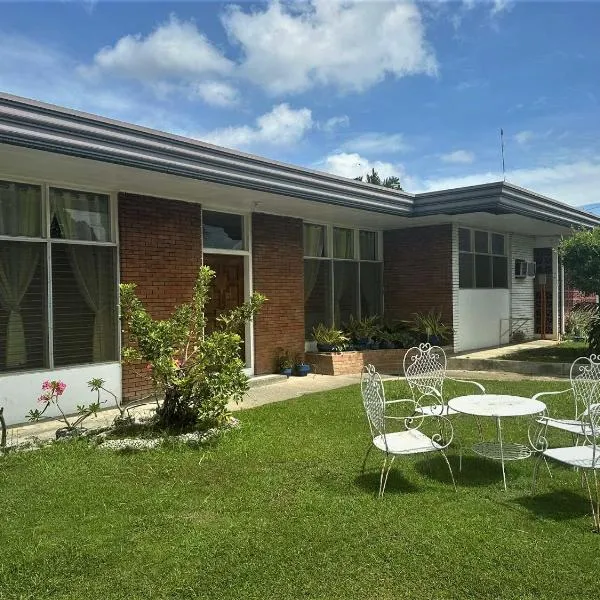 Spacious House with wide Parking Area and Lawn at Damosa Lanang，位于达沃市的酒店