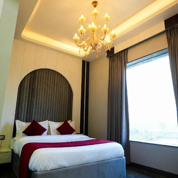 Hotel Adsan Heights，位于Gajraula的酒店