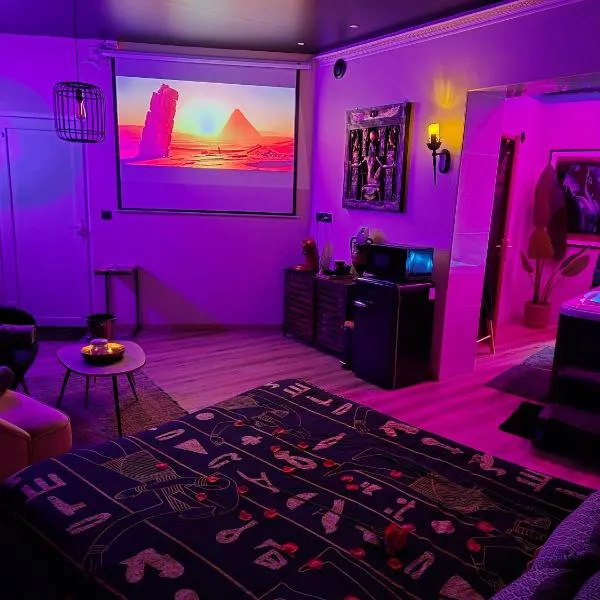 Chambre SPA Toutankhamon，位于Solesmes的酒店