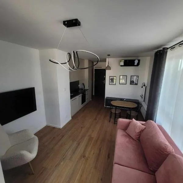 Stylowy apartament z balkonem i panoramą miasta，位于谢德尔采的酒店