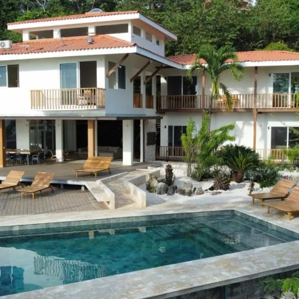 Casa Luna - Private Suites with Ocean View, Pool, AC, WiFi，位于圣塔特蕾莎海滩的酒店