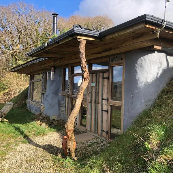 Rabbits 1or 2 bedroom hobbit style hillset earthen dartmoor eco home，位于South Brent的酒店
