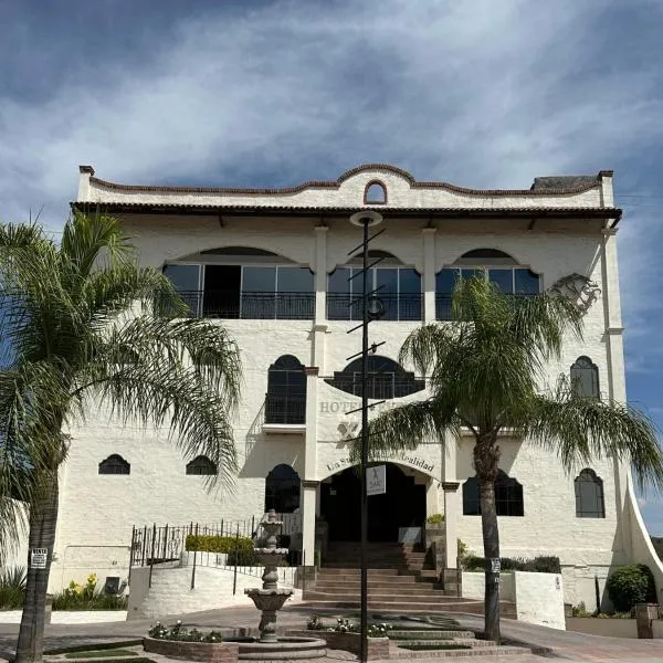Hotel & Eventos Xalos，位于Jalostotitlán的酒店