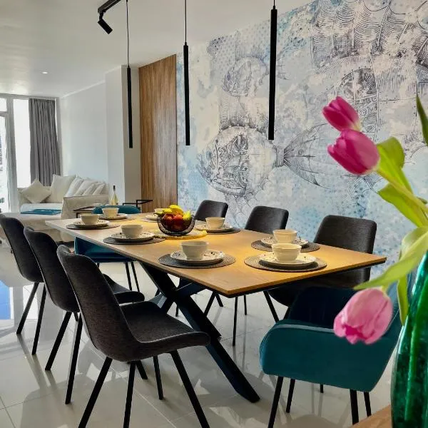 Sea & City View Luxury Apartment Maritima Balchik，位于巴尔奇克的酒店