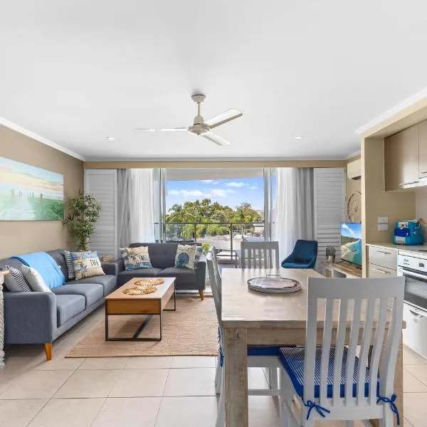 Waterfront Two Bedroom Ocean Breeze Retreat with Free Parking，位于Urangan的酒店