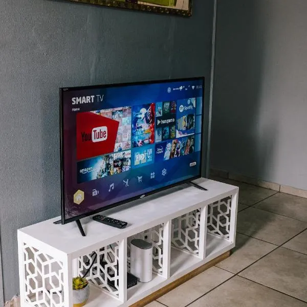 Delightful 1,5 Bedroom Flat in Germiston with WI-FI，位于杰米斯顿的酒店