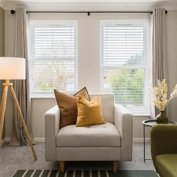 Modern 2-Bedroom Apartments with Free Parking in Leamington Spa，位于利明顿温泉的酒店