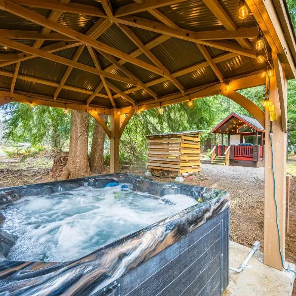 Trout Corner wooded tiny home,位于福克斯的酒店