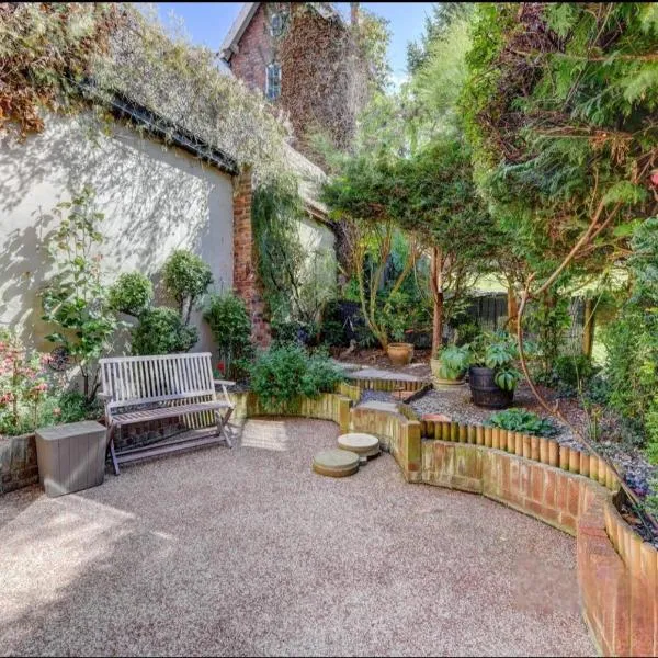 Courtyard Cottage with free onsite parking, garden, short flat walk to town，位于惠特比的酒店