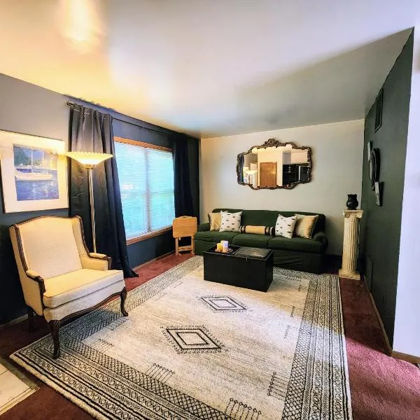 Retro 2 BR Home 6 mins to United Center with Parking，位于芝加哥的酒店