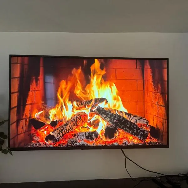 One bedroom with modern kitchen, balcony with water view，位于格林威治的酒店