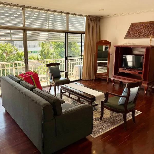 Samsen Suites Spacious 2BR Contemporary Thai Style，位于曼谷的酒店