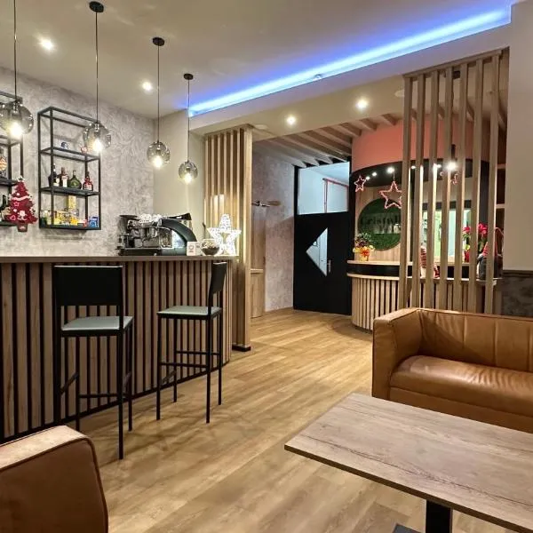 Cristall Hotel，位于罗卡迪坎比奥的酒店