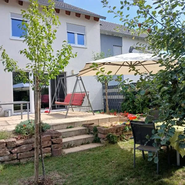 Fewo Gartenblick Altlußheim - Netflix- parken - Küche - Klimaanlage - Shuttle zum Hockenheimring，位于Altlußheim的酒店