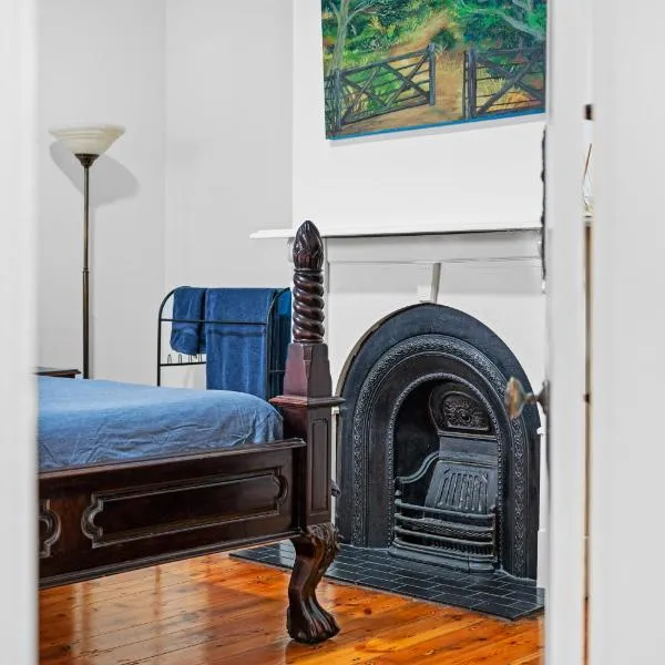 Character 1880s Renovated Cottage - Quiet location，位于阿德莱德的酒店