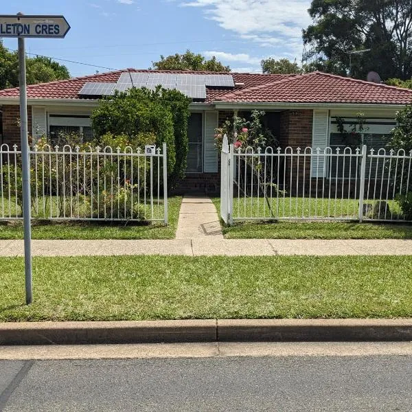 BIDWILL GARDENS ON MIDDLETON - Private Room King-Size Bed or Open Lounge Room Floor Mattress SHARED Bathroom FREE Kitchen Essentials FREE Laundry Facilities Fast NBN WIFI HDTV NETFLIX, YOUTUBE, KAYO Private Transport and Meal Services Available On Request，位于Bidwill的酒店