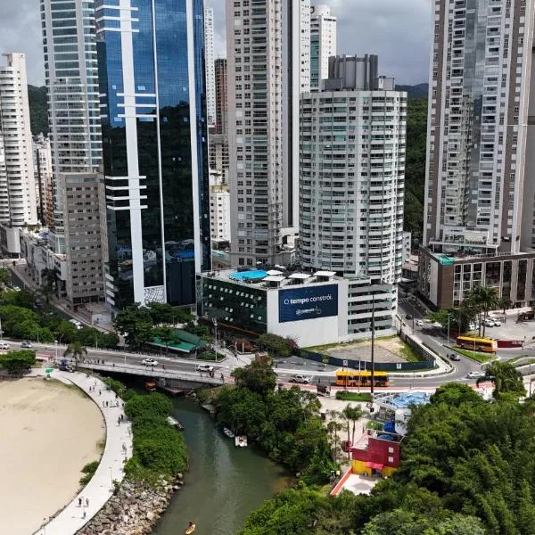 FLAT DUBAI - FRENTE RODA GIGANTE - PISCINA FRENTE MAR - Excepcional，位于巴拉奈里奥-坎布里乌的酒店