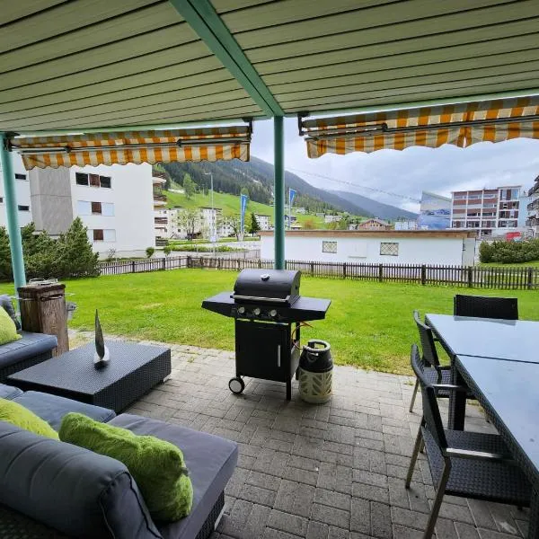 4 Zimmer 115m2 Gartenwohnung an der Jakobshorn Talstation neben Wander- und Mountainbikeparadise，位于达沃斯的酒店