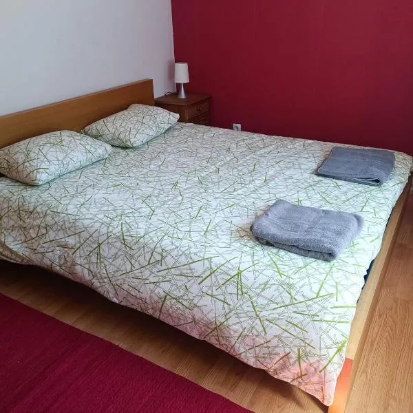 Vormsi Ohvitseride Maja korter nr 4，位于Hullo的酒店