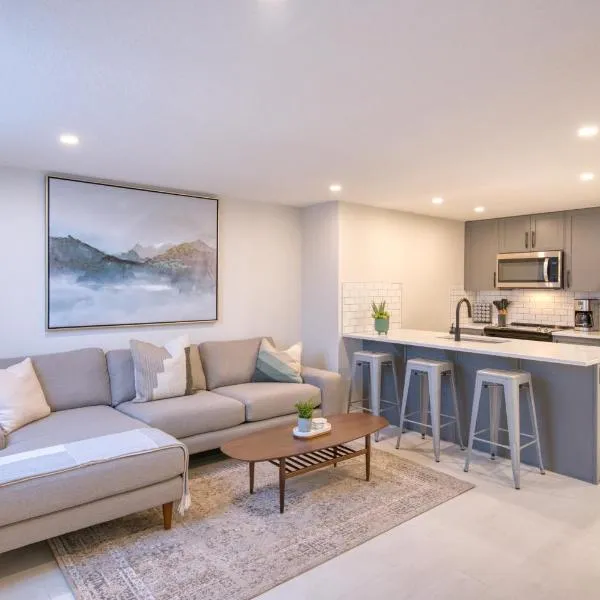 Stylish & Comfy Mountain Escape King Bed PS5!，位于卡尔加里的酒店