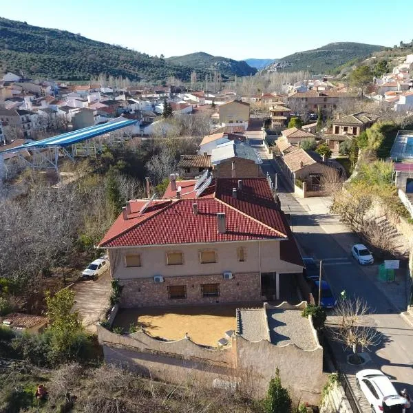 萨洛布雷河岸酒店，位于Salobre的酒店