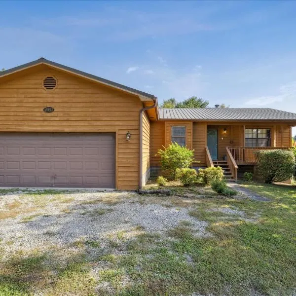 Smoky Arrow by Beyond Expectations wHot Tub Bar，位于赛维尔维尔的酒店