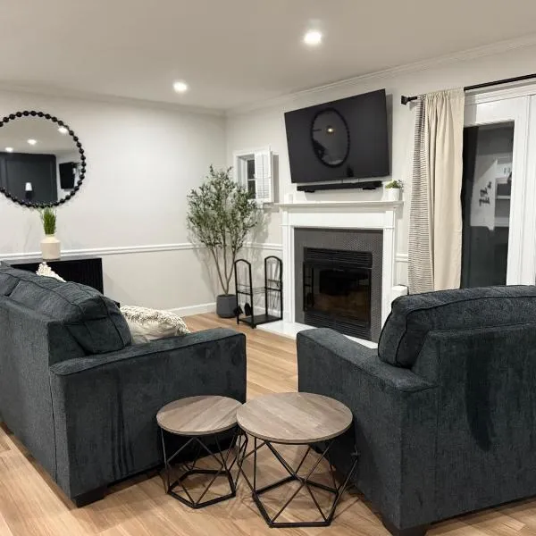 Newly Renovated Villa with King Bed and Amenities, 1 mile to Mohegan Sun，位于诺维奇的酒店