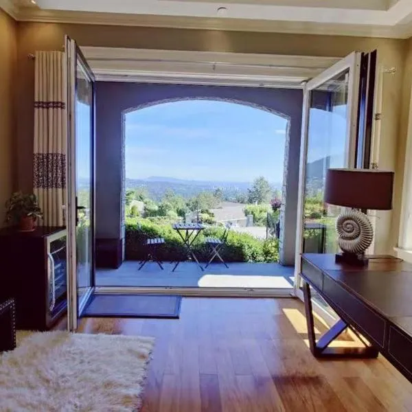 Stunning view in elegant 1 bedroom suite，位于西温哥华的酒店
