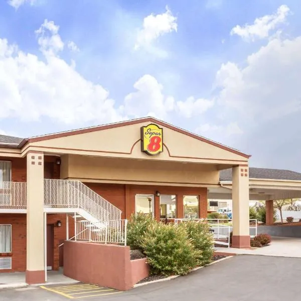 景山速8汽车旅馆，位于萨利纳的酒店