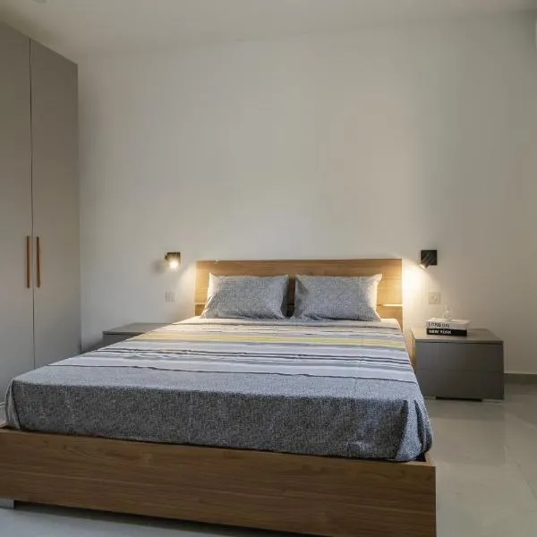 2 bedroom bright apartment，位于Gudja的酒店