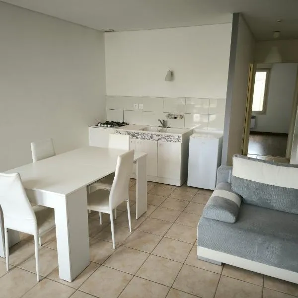 Appartement rez-de-chaussée calme，位于Neuilly-lʼÉvêque的酒店