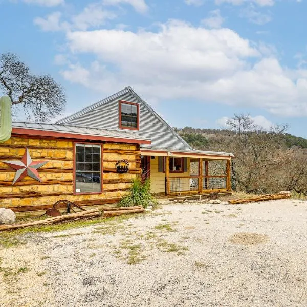 Fire Pit, Views: Peaceful Texas Hill Country Cabin，位于Tarpley的酒店