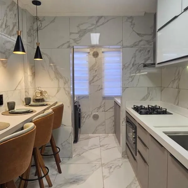 Apto dos famosos na Meia Praia Itapema a 70 metros do mar，位于伊塔佩马的酒店