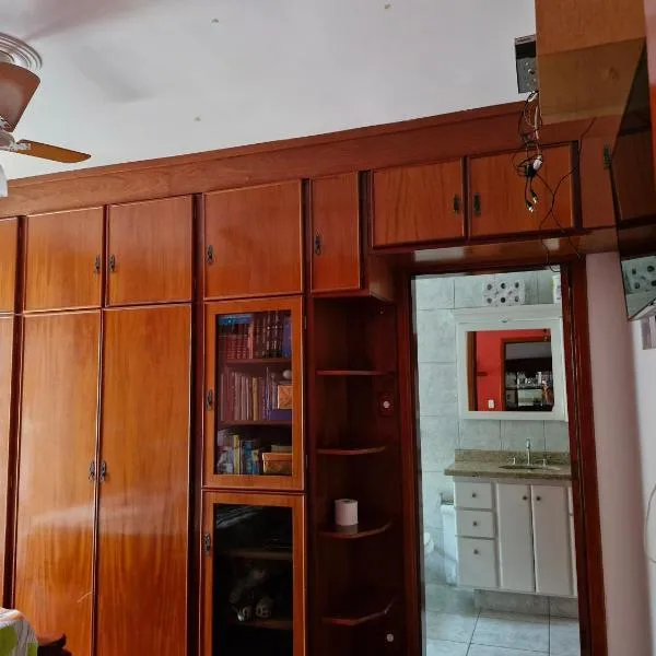 Suite vermelha em Poços de Caldas，位于波苏斯-迪卡尔达斯的酒店
