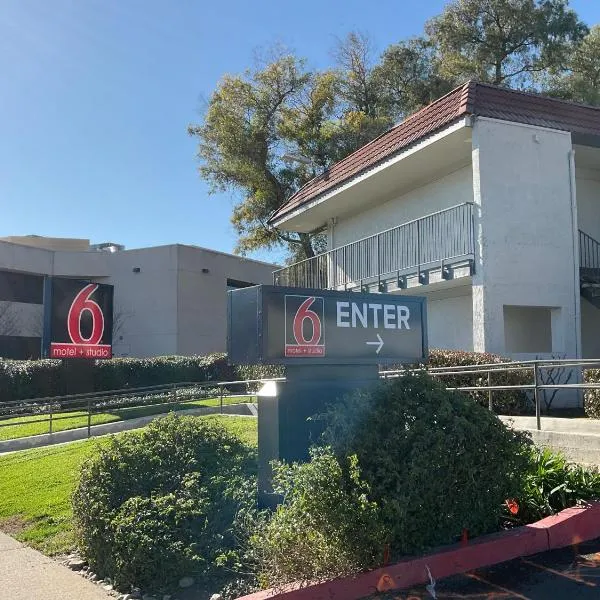 萨克拉门托市中心6号汽车旅馆，位于西萨克拉门托的酒店
