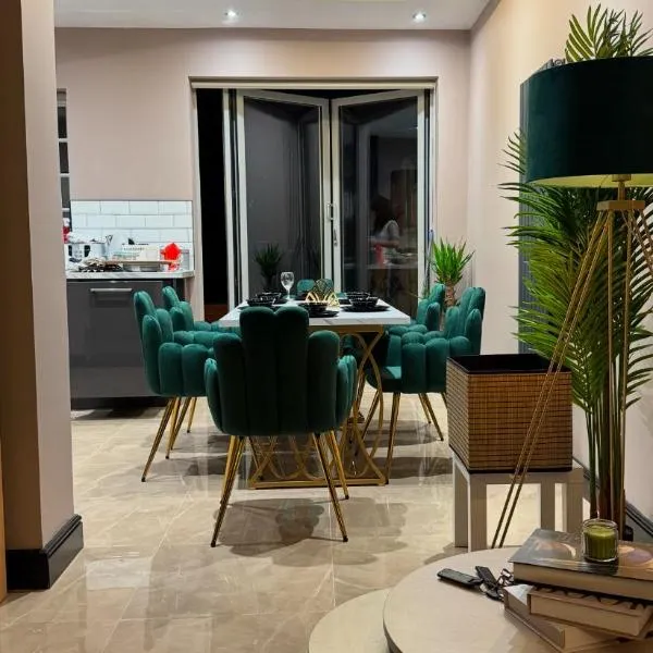 Luxury 3bed Hot Tub and sauna facilities amazing location，位于伯明翰的酒店