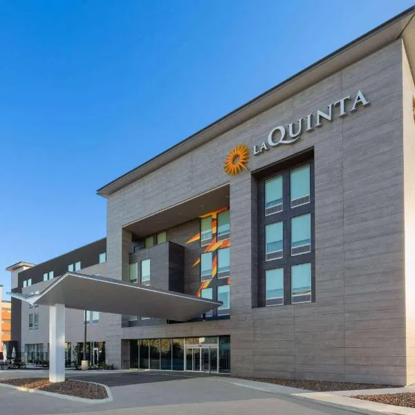 La Quinta Inn & Suites by Wyndham San Antonio at the RIM，位于圣安东尼奥的酒店