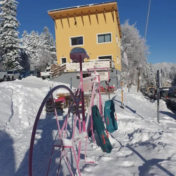 Chalet Jaune La Cachette，位于Sarcenas的酒店