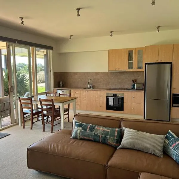 13th Beach 2-Bedroom Golf Apartment，位于Connewarre的酒店