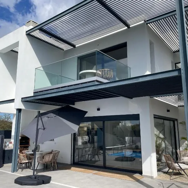 Villa R&M with Pool and Jacuzzi,位于Quelfes的酒店